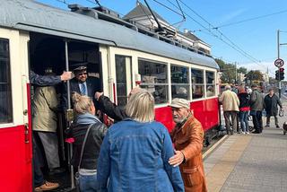 Niezwykły tramwaj z powstańcami. Wycieczka po Warszawie jak przed wojną