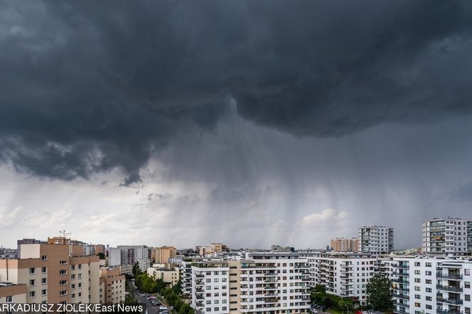 Chmura burzowa nad osiedlem mieszkaniowym w Warszawie 
