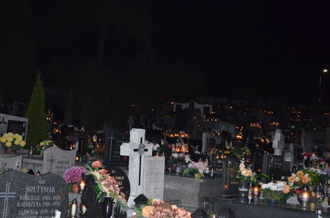 Dzień Zaduszny na starachowickich cmentarzach. Wyglądają wyjątkowo