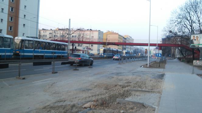 Momentami na możliwość przejazdu w stronę centrum czekało na Grabiszyńskiej nawet osiem tramwajów