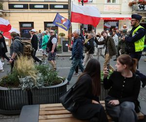 W Warszawie odbył się antyimigrancki marsz i kontrmanifestacja. Pojawiło się kilka tysięcy osób