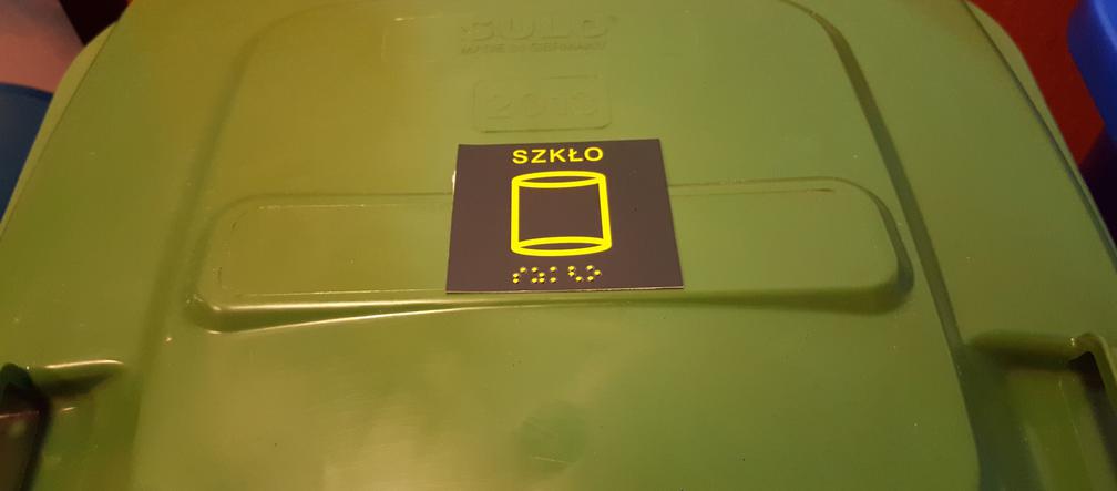 Naklejki w alfabecie Braille'a do segregacji odpadów