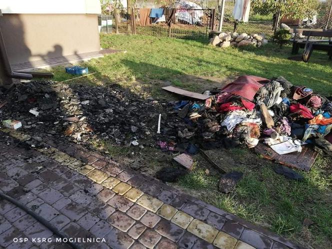 Pożar domu w Wężowcu. Straty oszacowano na 100 tysięcy złotych! [ZDJĘCIA]