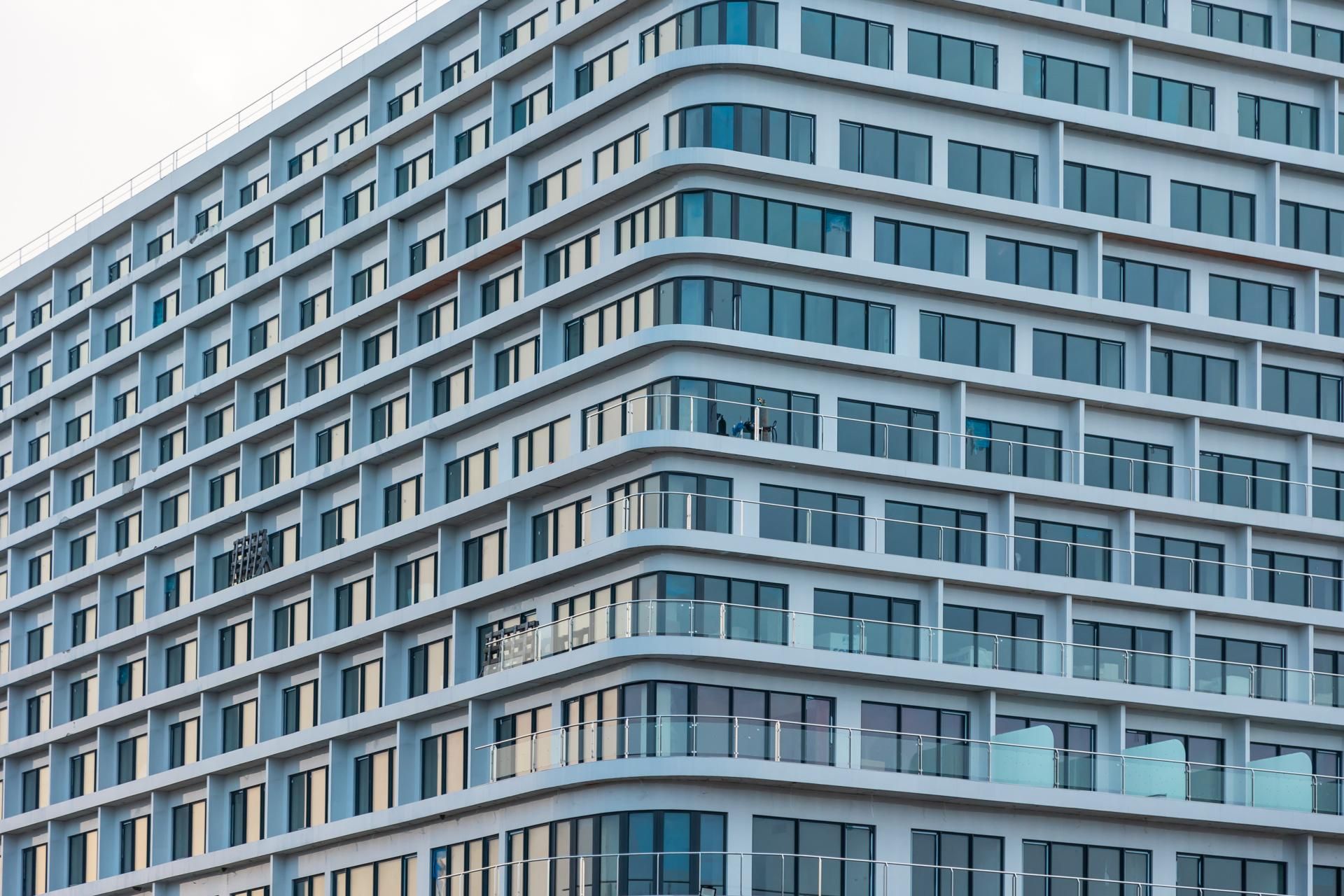 Hotel Gołębiewski w Pobierowie przypomina z daleka ogromny okręt pasażerski