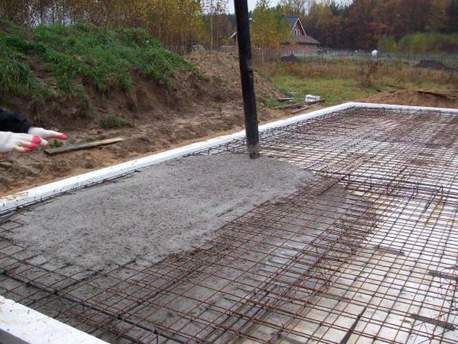 Układanie betonu na płycie fundamentowej