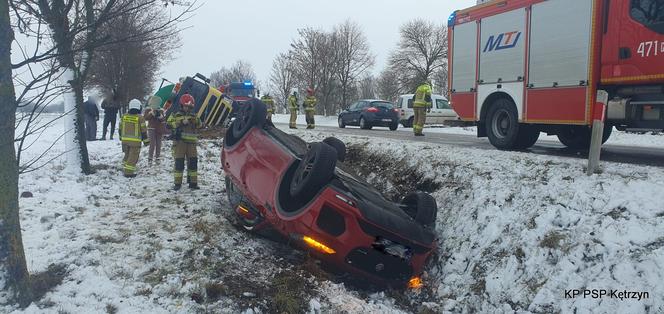 Wypadek pod Korszami. Osobówka i ciężarówka wpadły do rowu [ZDJĘCIA]