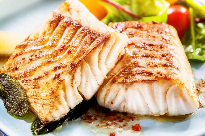 Pieczona ryba w brązowym maśle podawana z sałatką ze szpinakiem