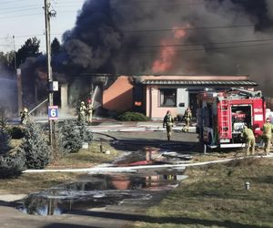 Dym widać z odległości kilku kilometrów! Pożar zakładu chemicznego pod Łodzią