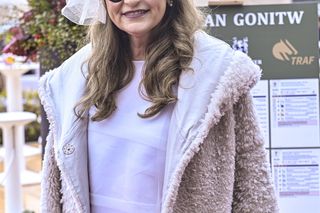 Irena Kamińska-Radomska radzi, jak zachowywać się na cmentarzu. Rozprawia też o ubiorze