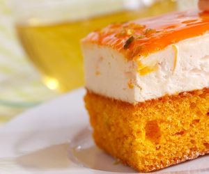 Chcesz upiec coś wyjątkowego? Mięciutkie i puszyste ciasto z dynią i pomarańczami to wybór idealny