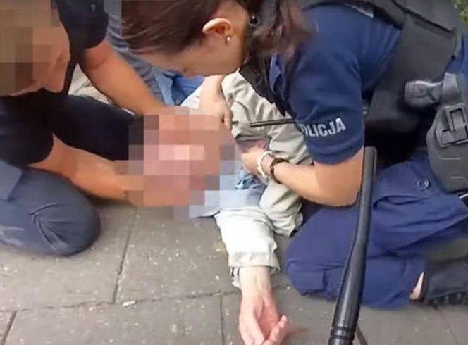 Policjantka ratowała życie 89-latkowi, policjant pobiegł po karetkę. Jest film z tej akcji w Toruniu