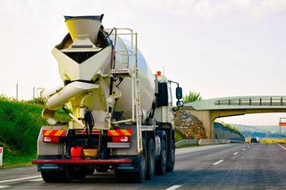 Przewrócona betoniarka w Warszawie! Kierowca ukarany mandatem [FOTO]