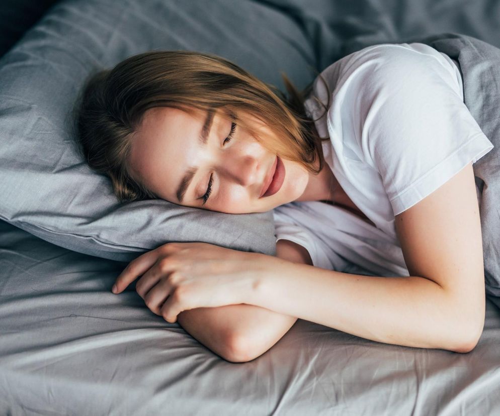 Śpij dla zdrowia i… urody. Wyjaśniamy, co dzieje się z twoją skórą podczas nocnego wypoczynku