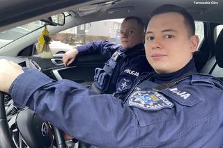 Nieprzytomna kobieta leżała na podłodze. Policjant wyjął broń służbową i strzelił w szybę, liczyła się każda sekunda