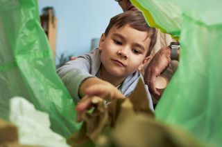 Edukacja ekologiczna dziecka może zmienić nawyki rodziców. Jak twoja pociecha staje się cichym liderem zmian w domu?