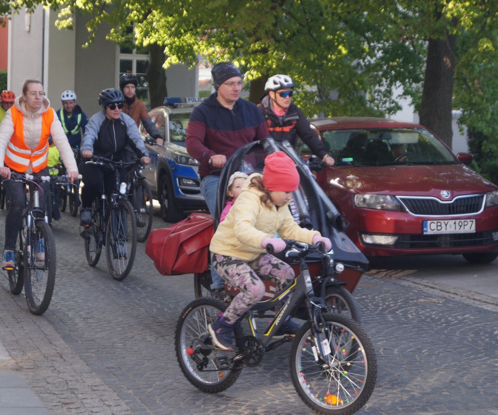 Rowerowa radość i ognisko na mecie. Rodzinna Masa Krytyczna przejechała przez Bydgoszcz
