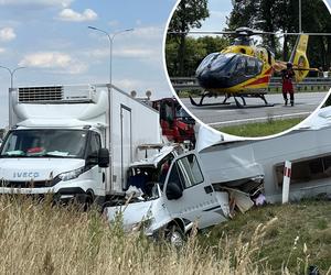 Kamper gruchnął w auto stojące na poboczu. Jedna osoba ranna. Lądował śmigłowiec LPR