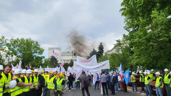 Protest hutników w Warszawie. Idą od Sejmu do Kancelarii Premiera