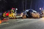 Śmiertelny wypadek w miejscowości Jeziórki. Auto 22-latka zmiażdżone!
