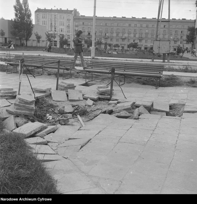 Dzieci na huśtawce. W tle z lewej blok przy ul. Chłodnej 218 i z prawej fragment bloku pod nr 11, 1972