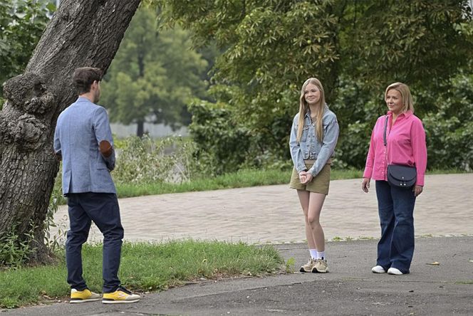 Pierwsza miłość, odcinek 3877: Marysia (Aneta Zając), Kacper (Damian Kulec), Julka (Dąbrówka Kruk) 