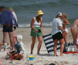 Małgorzata Socha na plaży z rodziną