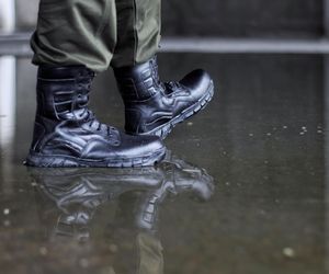 Obuwie robocze – przewodnik po normach i klasach ochronnych