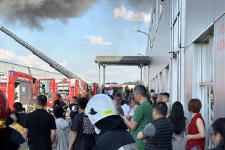 Gigantyczny pożar hali w Wólce Kosowskiej. Kłęby czarnego dymu widać z kilkudziesięciu kilometrów