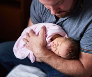 Urlop rodzicielski dla ojca. Dlaczego tata dostaje wyższy zasiłek?