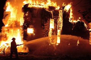 Straszny bilans pożaru domu jednorodzinnego w Popowicach. Dwie osoby poszkodowane 