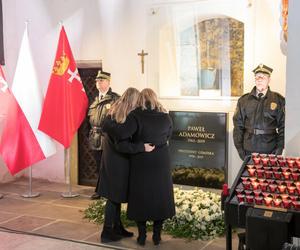 Skromny grób Pawła Adamowicza. Tak pochowano prezydenta Gdańska 
