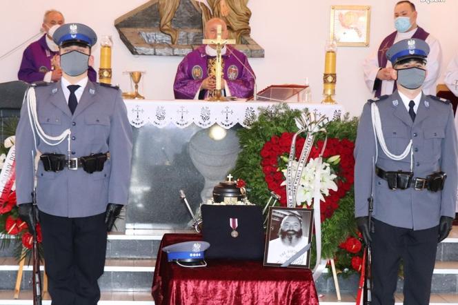 Pogrzeb policjanta z Będzina. Marcin Pitas chorował na COVID-19. Żona i dwoje dzieci z dziurą w sercach