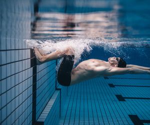 Odchudzanie na basenie. Jak pływać i ćwiczyć w wodzie, żeby schudnąć?