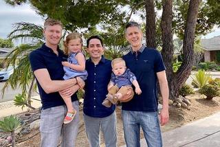 Trzech mężczyzn ojcami dwójki dzieci! Pierwsza poliamoryczna rodzina 