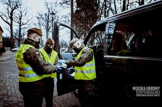 Żołnierze WOT przed świętami dostarczają żywność potrzebującym [ZDJĘCIA]