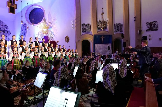 Występ zespołu Mazowsze w Starachowicach