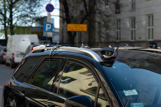 Samochody są wyposażone w kamery, które rozpoznają tablice rejestracyjne zaparkowanych pojazdów