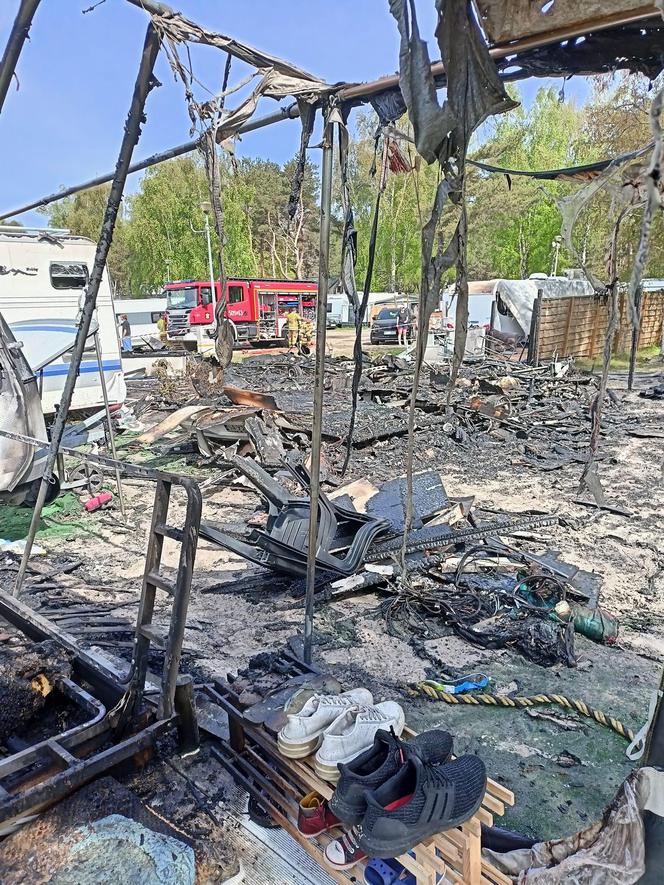 Pożar na kempingu w Jastarni! Turyści musieli uciekać od szalejącego ognia. Spłonęły dwie przyczepy