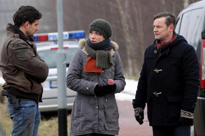 KOMISARZ ALEX 3 sezon. Michał Orlicz (Antoni Pawlicki), Lucyna (Magdalena Walach), Ryszard Puchała (Ireneusz Czop)