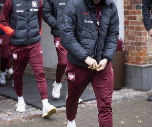 Reprezentacja zmokła na spacerze. Lewandowski się krył przed deszczem