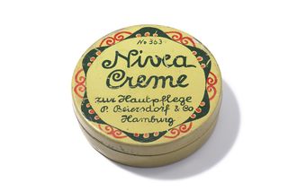 Kultowa puszka kremu NIVEA obchodzi 100 lat! W tej formule zakochały się już cztery pokolenia 