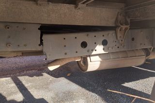 Jechał przez Gostyń autem dostawczym... ze złamanym podwoziem