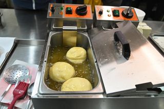 Zut pączek z paprykarzem 