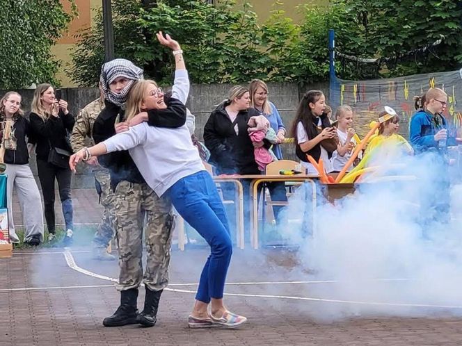 Przedstawienie grupy rekonstrukcyjnej podczas pikniku w Sosnowcu