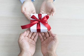Prezent na Dzień Ojca od córki lub od syna. Pomysły na upominki dla taty