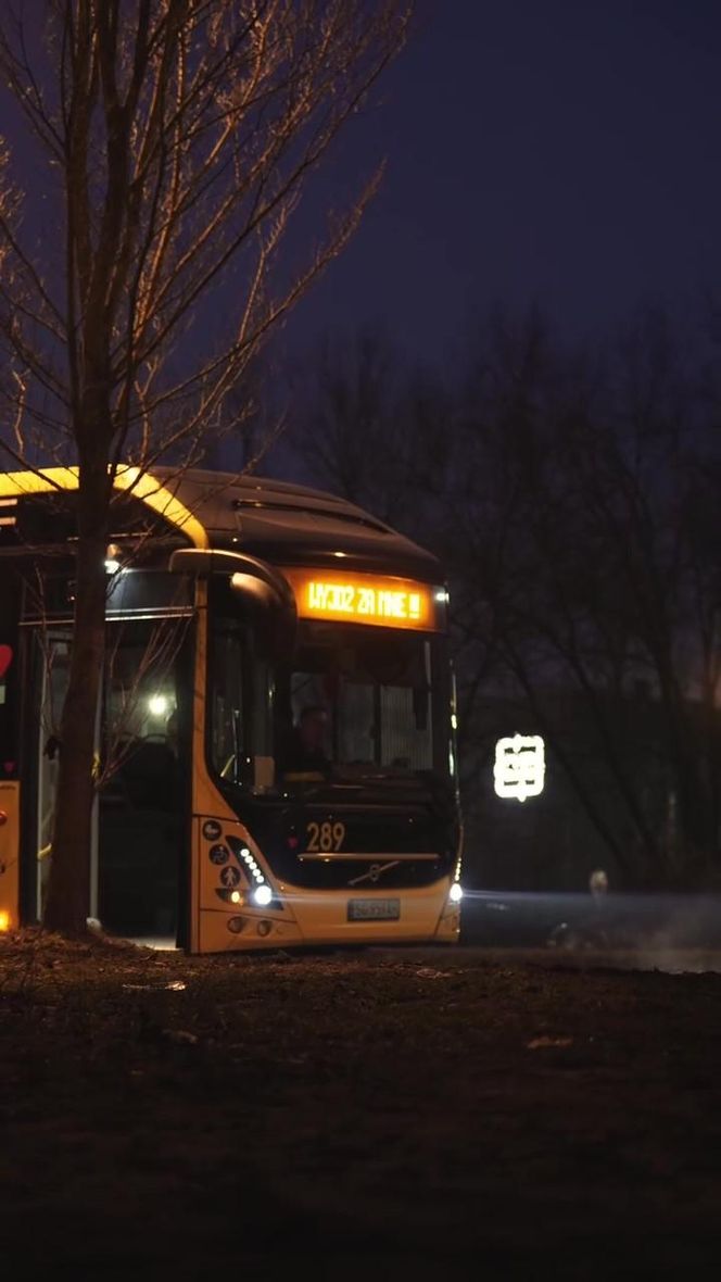 Piękne oświadczyny kierowcy PKM Gliwice. Wstrzymał ruch, poruszył serce ukochanej