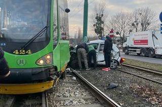 Poważny wypadek na Zamenhofa w Poznaniu. Tramwaj zderzył się z samochodem osobowym