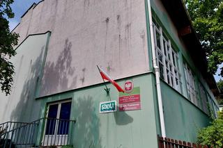 Policjanci wyprowadzili pijaną dyrektorkę ze szkoły. Wójt: Rodziców nie trzeba było informować, bo nie miała tego dnia lekcji 