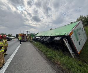Ciężarówka wypadła z drogi i wylądowała w rowie. Duże utrudnienia na autostradzie A4