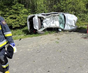 Osobowe BMW dachowało pod Mińskiem Mazowieckim. Kierowca był pijany, pasażer zginął na miejscu